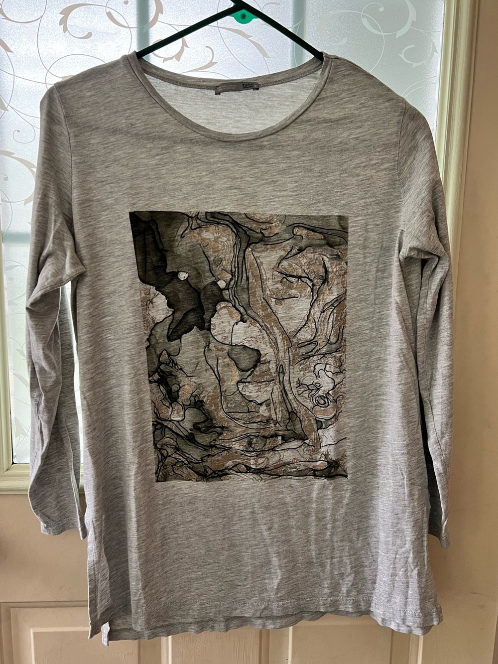Zara Collections long sleeves gray abstract graphic LA shirt.